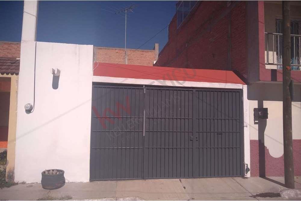 CASA EN RENTA DE UNA SOLA PLANTA, EN PRIVADA Y MUY CENTRICA