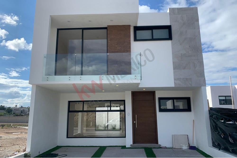 VENTA DE CASA, EN CAPITAL SUR EL MARQUES QUERETARO, COTO ATENAS, EN  $2,550,000, TERRENO  M2, CONSTRUCCIÓN 150 M2.