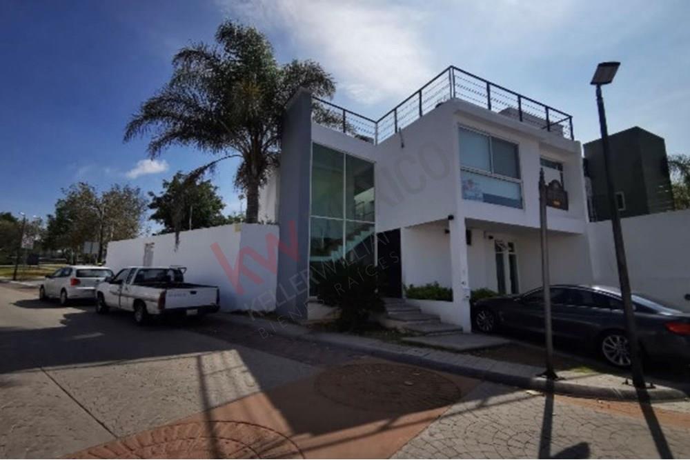 CASA AMUEBLADA Y EQUIPADA EN VENTA! DE 3 NIVELES, EN ESQUINA, MILENIO III,  QUERÉTARO!