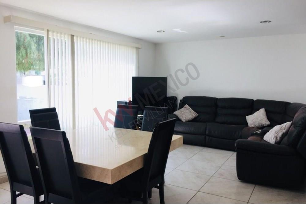 VENTA CASA EN REAL DE JURIQUILLA CON RECAMARA PRINCIPAL EN PLANTA BAJA Y AMPLIO JARDIN