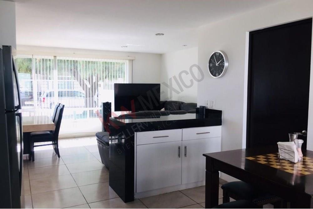 VENTA CASA EN REAL DE JURIQUILLA CON RECAMARA PRINCIPAL EN PLANTA BAJA Y AMPLIO JARDIN