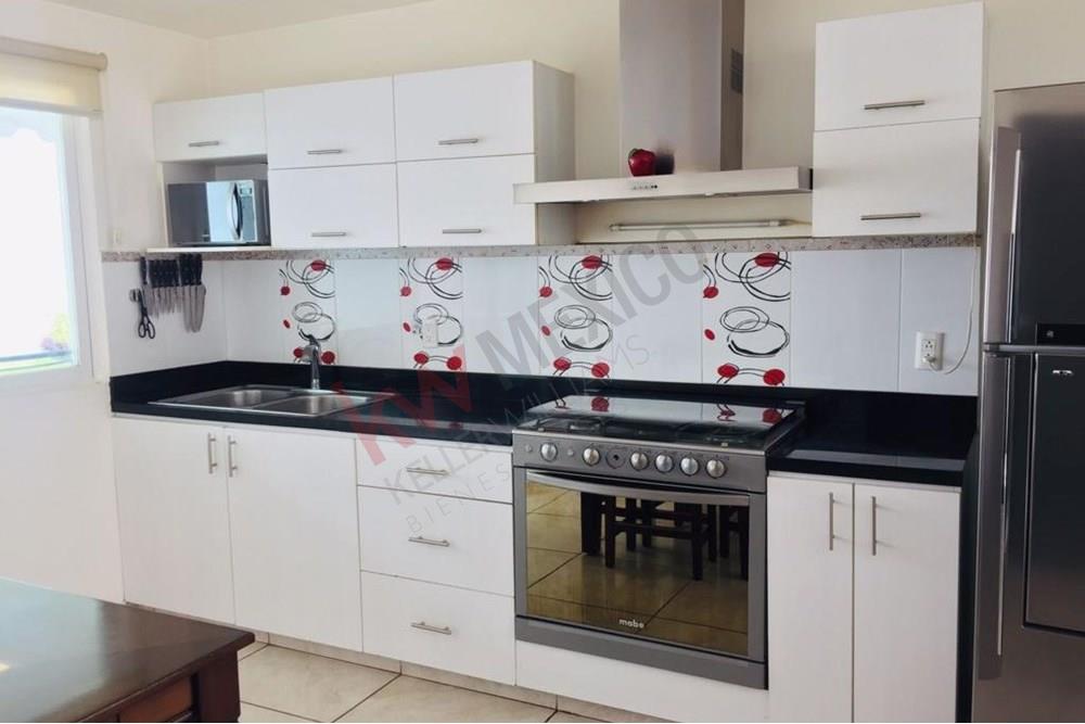 VENTA CASA EN REAL DE JURIQUILLA CON RECAMARA PRINCIPAL EN PLANTA BAJA Y AMPLIO JARDIN