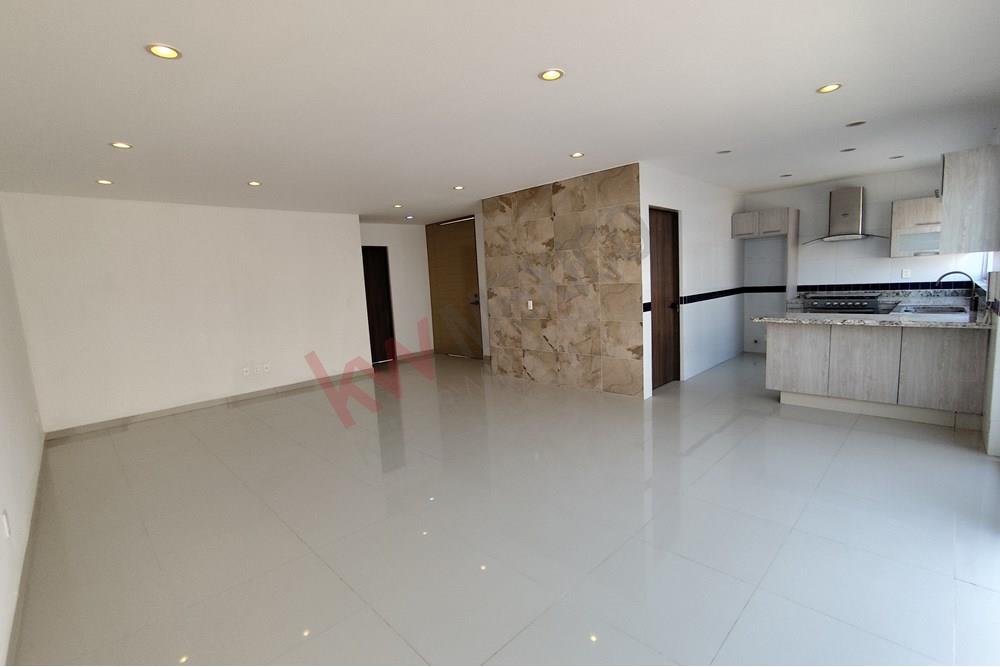 Amplia casa en Renta en el Refugio recámara en planta baja con wc completo, roof top, patio trasero, sobre calle abierta.