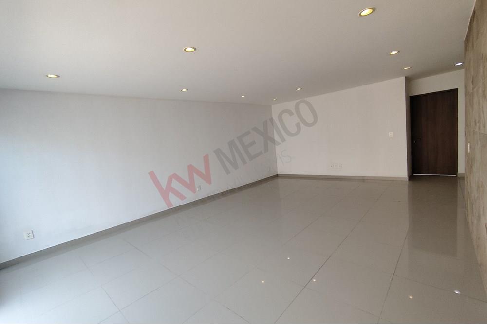 Amplia casa en Renta en el Refugio recámara en planta baja con wc completo, roof top, patio trasero, sobre calle abierta.