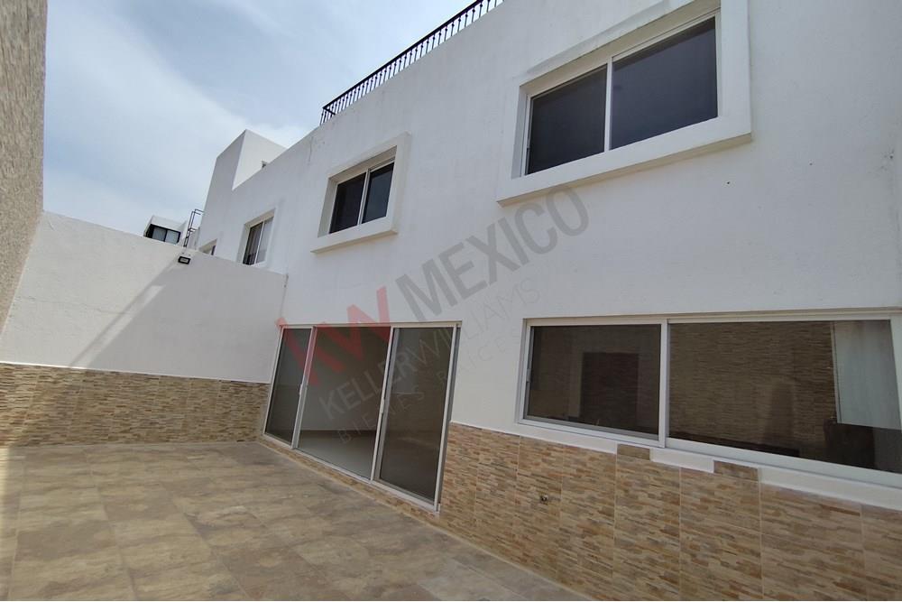 Amplia casa en Renta en el Refugio recámara en planta baja con wc completo, roof top, patio trasero, sobre calle abierta.