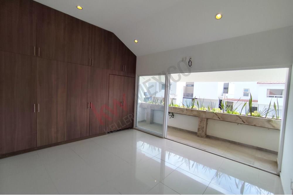 Amplia casa en Renta en el Refugio recámara en planta baja con wc completo, roof top, patio trasero, sobre calle abierta.