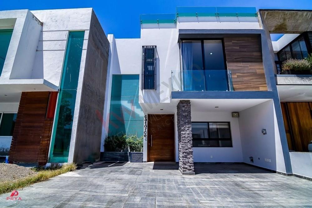 Casa en RENTA en Punto Sur, Tlajomulco de zuñiga.