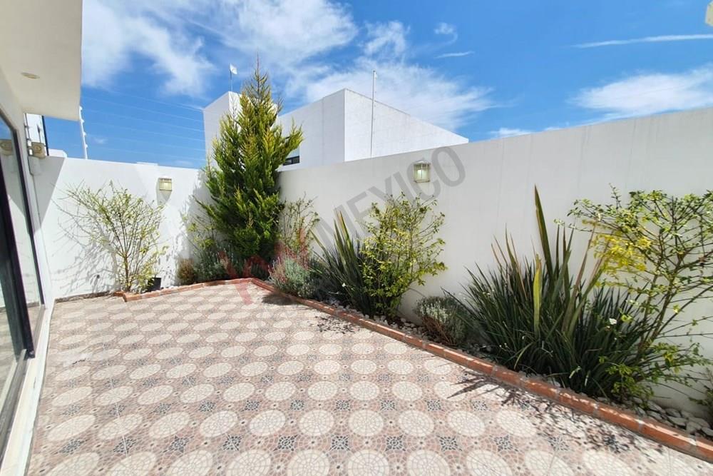 CASA EN RENTA BIO GRAND JURIQUILLA 3 habitaciones con excelente iluminación