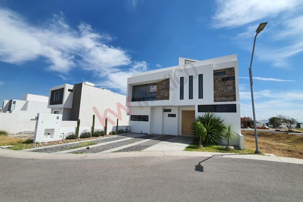 CASA EN RENTA BIO GRAND JURIQUILLA 3 habitaciones con excelente iluminación