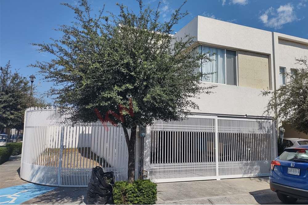 Casa en venta cerca de concordia en esquina y con terreno excedente Apodaca