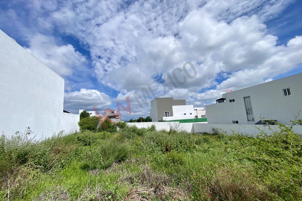 TERRENO EN VENTA EN CARDÓN ZIBATÁ, CLÚSTER COLINDANTE A CAMPO DE GOLF Y FRENTE A PARQUE!