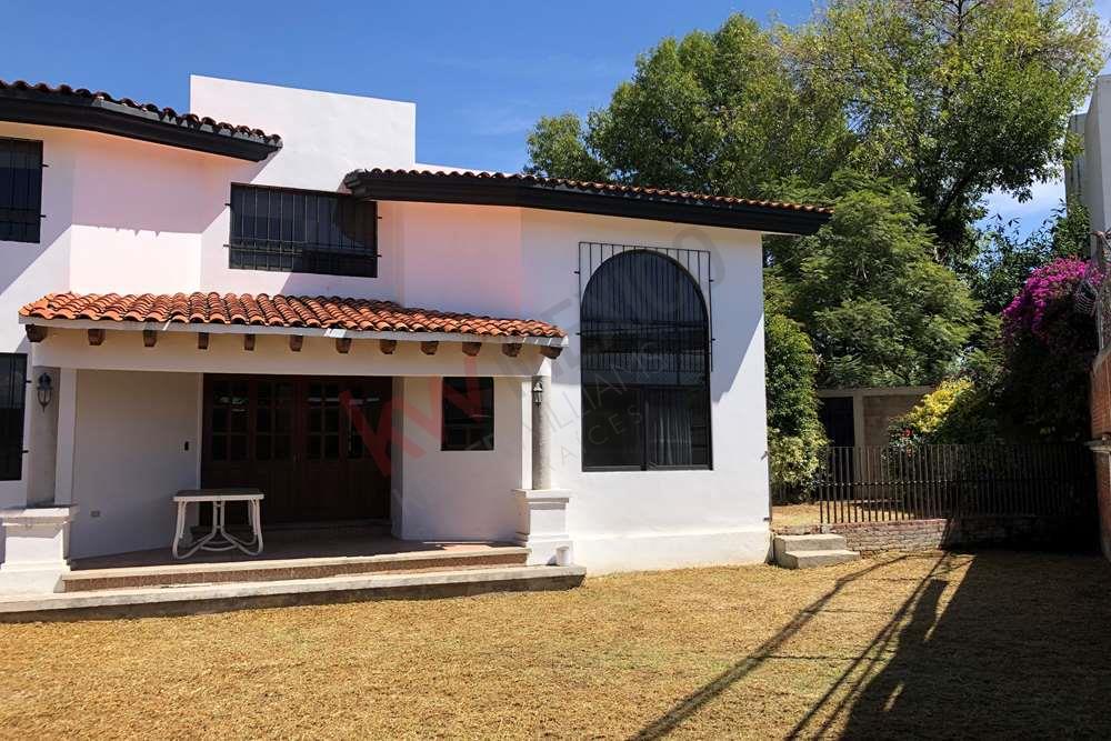 Casa en las Animas muy cerca del centro comercial Angelópolis en Puebla.  Conexión a las principales vialidades.