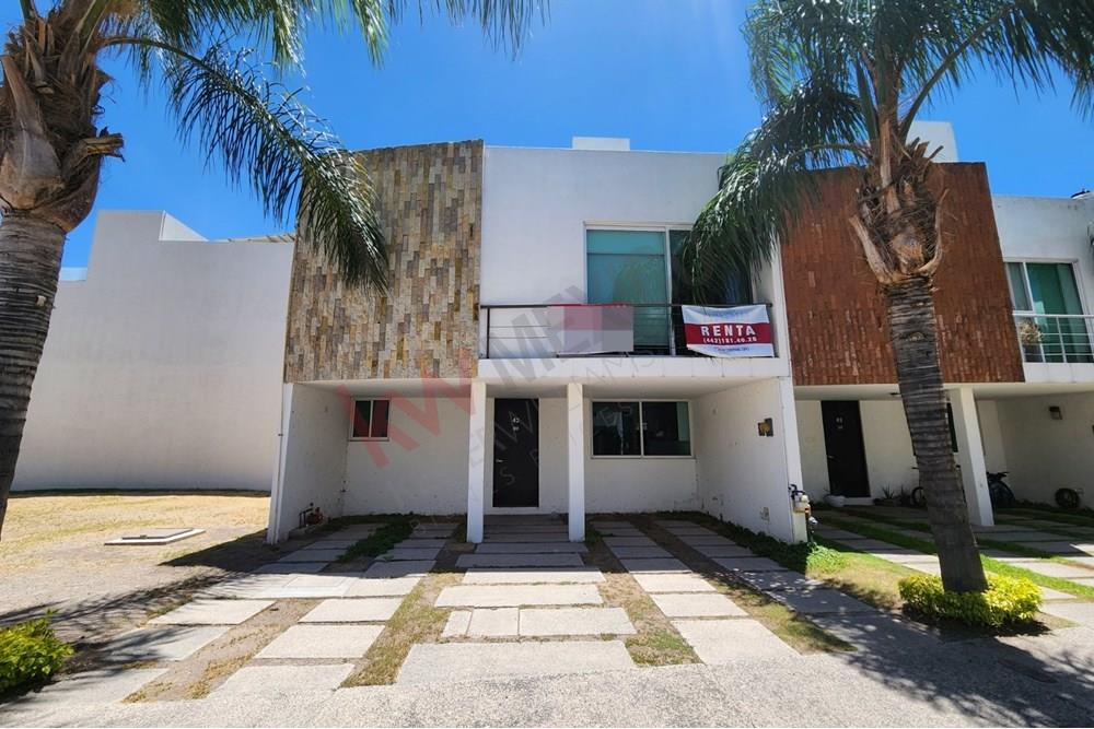 Casa en renta en fraccionamiento a un costado de Jardines de la Hacienda Querétaro, Querétaro.