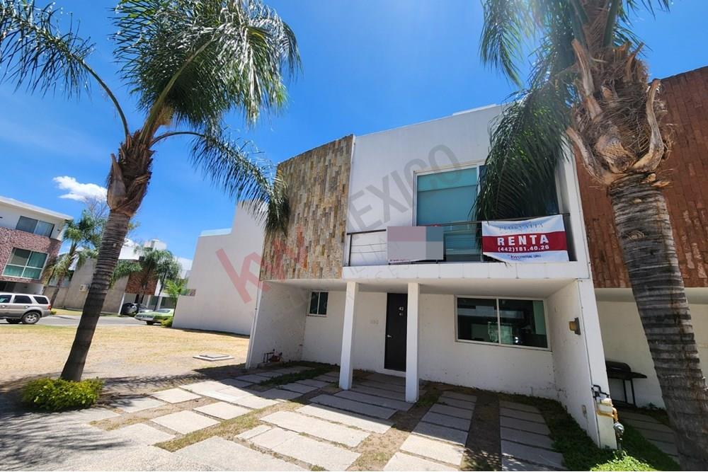 Casa en renta en fraccionamiento a un costado de Jardines de la Hacienda Querétaro, Querétaro.