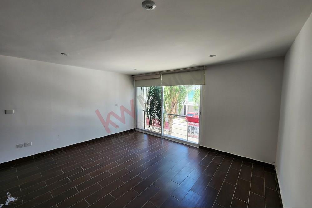 Casa en renta en fraccionamiento a un costado de Jardines de la Hacienda Querétaro, Querétaro.