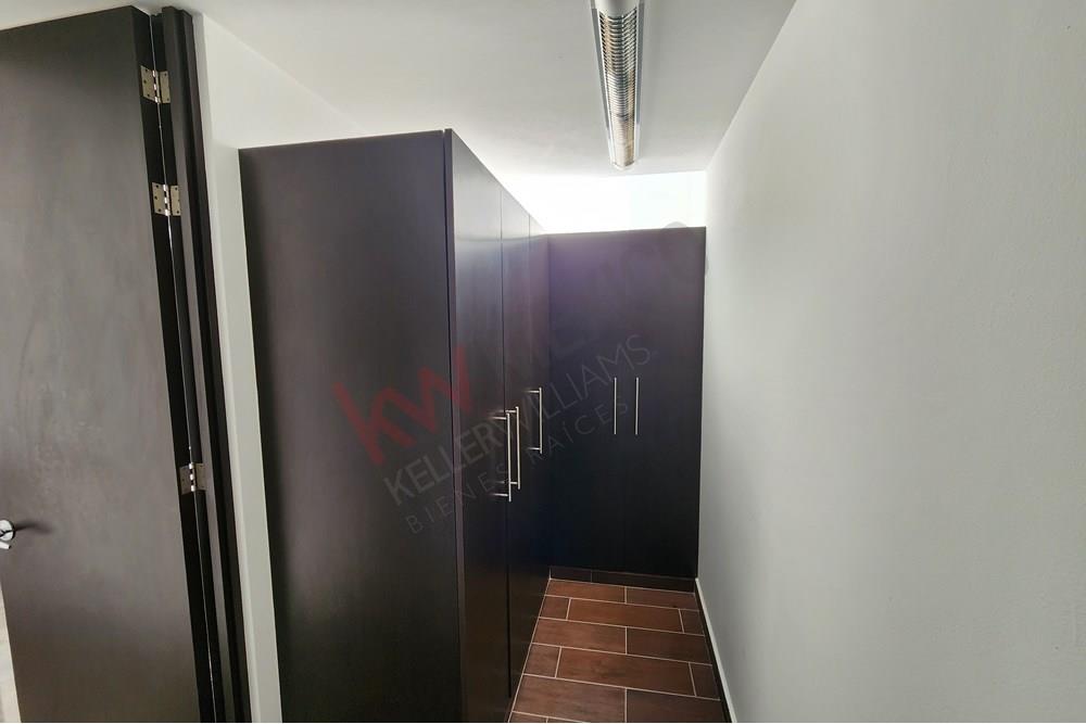 Casa en renta en fraccionamiento a un costado de Jardines de la Hacienda Querétaro, Querétaro.
