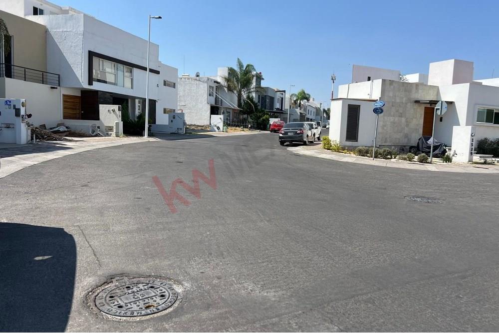 Venta de Terreno plano en calle abierta, El Refugio, Querétaro.