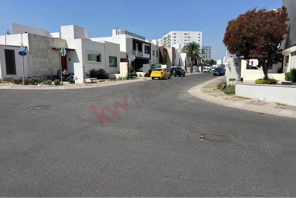 Venta de Terreno plano en calle abierta, El Refugio, Querétaro.