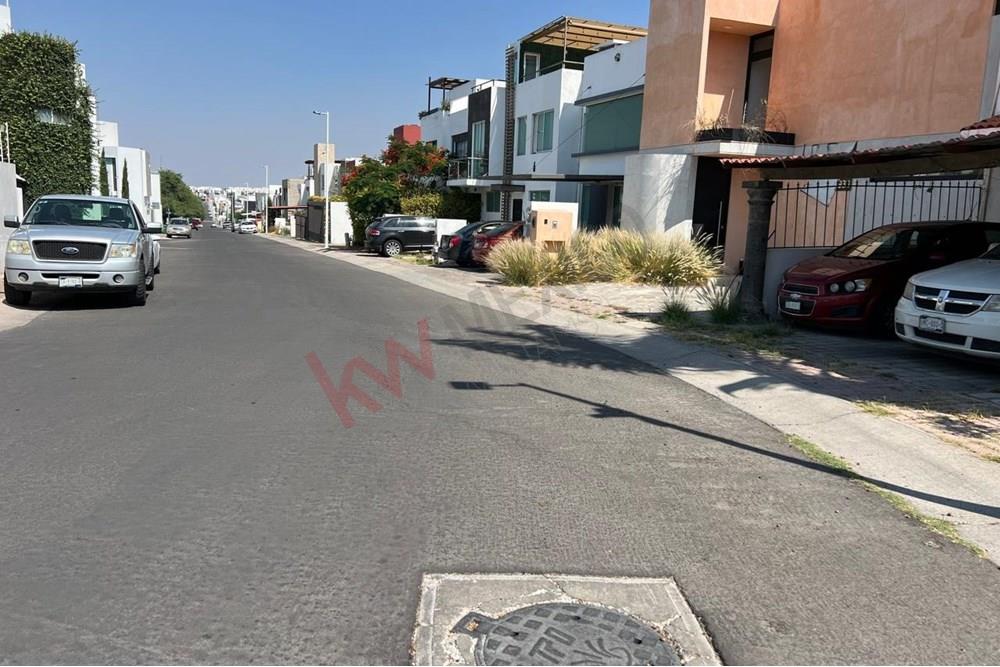 Venta de Terreno plano en calle abierta, El Refugio, Querétaro.