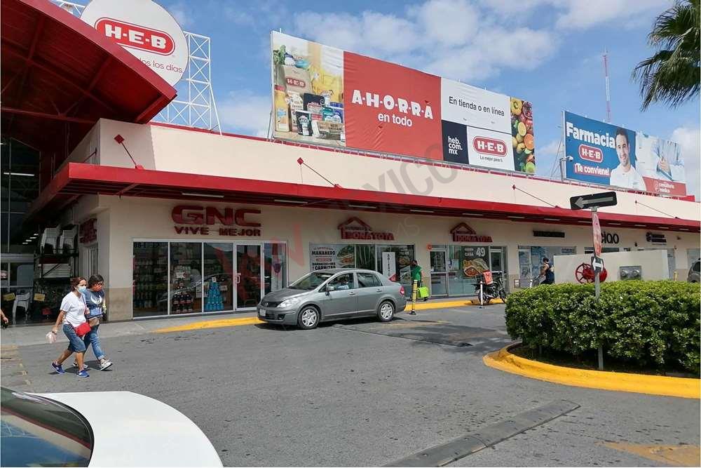 Local Comercial en Plaza comercial ubicada en Chipinque, San Pedro Garza Gaqrcia, N.L. con tienda ancla de HEB.