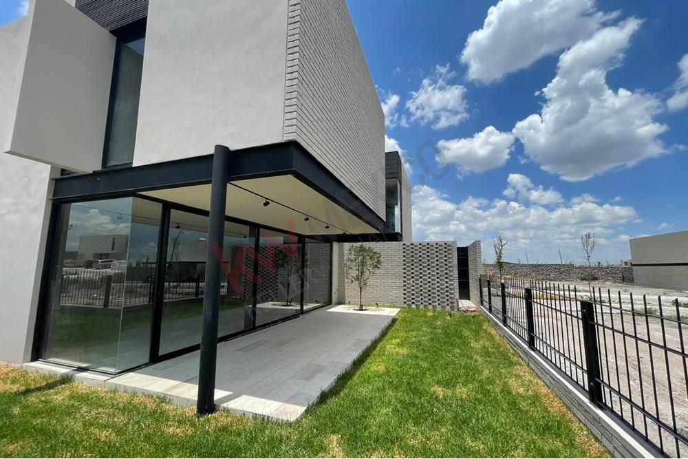 CASA NUEVA EN VENTA DE 4 RECAMARAS Y CUARTO DE SERVICIO EN LOMAS DEL CAMPANARIO, QUERÉTARO, QRO.