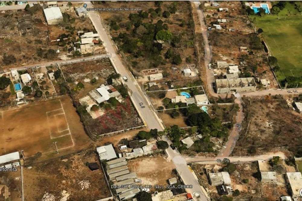 Venta de terreno con construcción junto al aeropuerto de Mérida