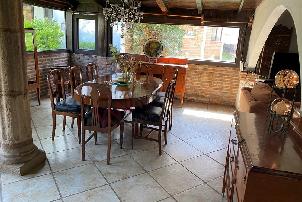 Casa en renta desgastada por los años, condominio de 4 casas con Privilegiada ubicación y amplio jardin propio $35,000 pesos