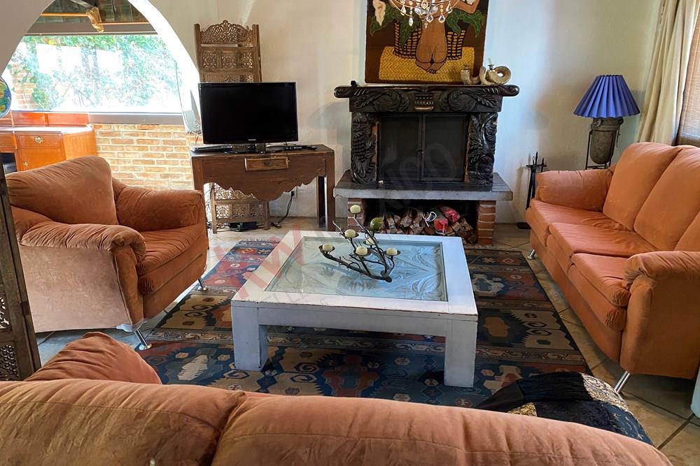 Casa en renta desgastada por los años, condominio de 4 casas con Privilegiada ubicación y amplio jardin propio $35,000 pesos