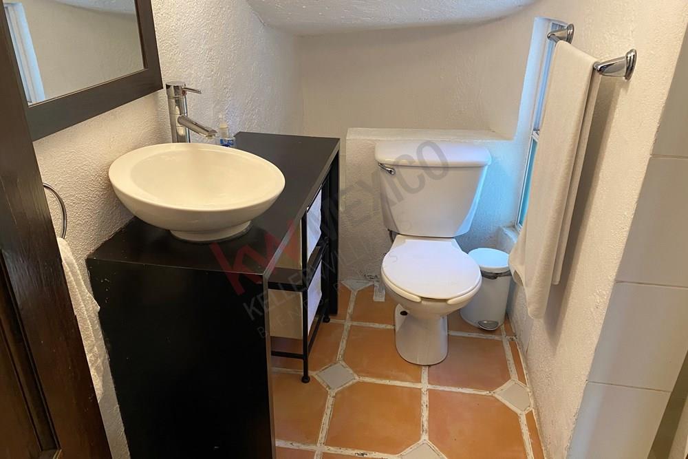 Casa en renta desgastada por los años, condominio de 4 casas con Privilegiada ubicación y amplio jardin propio $35,000 pesos