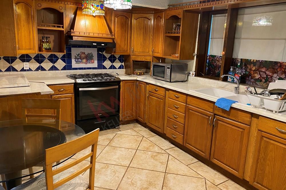 Casa en renta desgastada por los años, condominio de 4 casas con Privilegiada ubicación y amplio jardin propio $35,000 pesos