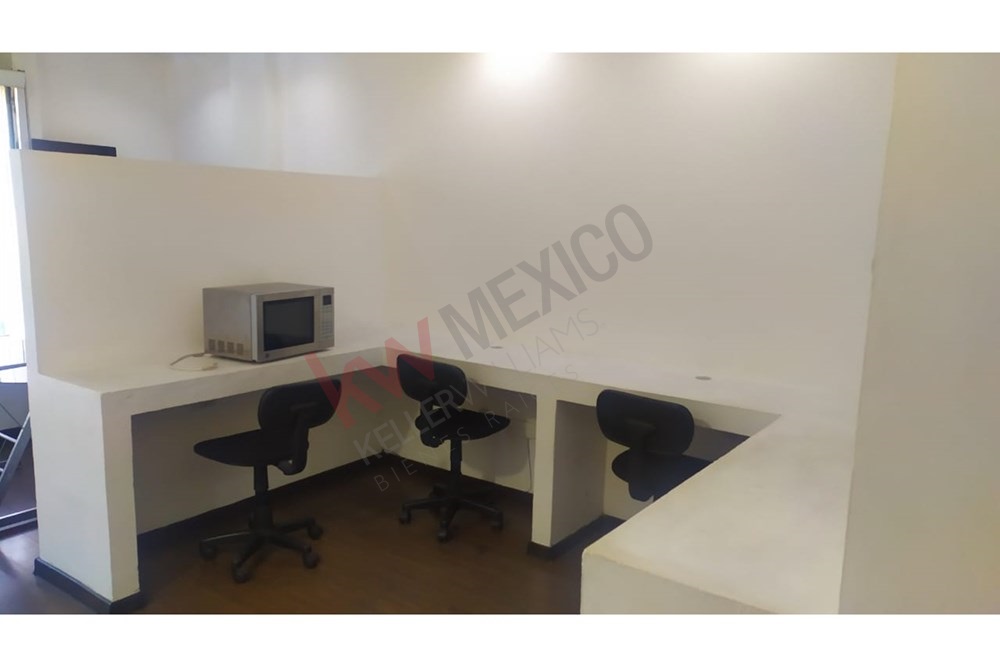 Ofician totalmente equipada en la Plaza Medievo Querétaro