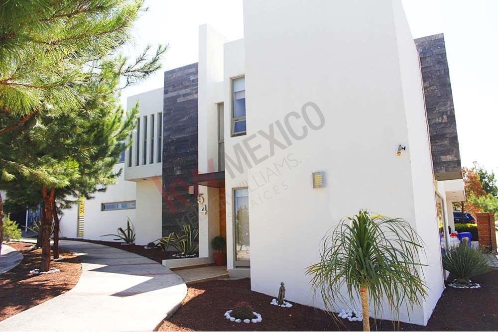 Casa en venta dentro de Club de Golf La Loma con Recámara y baño completo en PB, jardín $8,650,000.00 San Luis Potosí