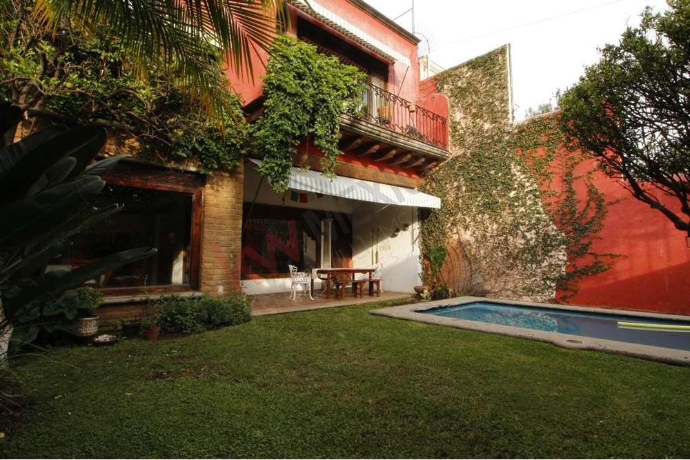 Casa estilo Mexicano con recámara en planta baja y vigilancia 24 hrs.  Cuernavaca, Morelos.