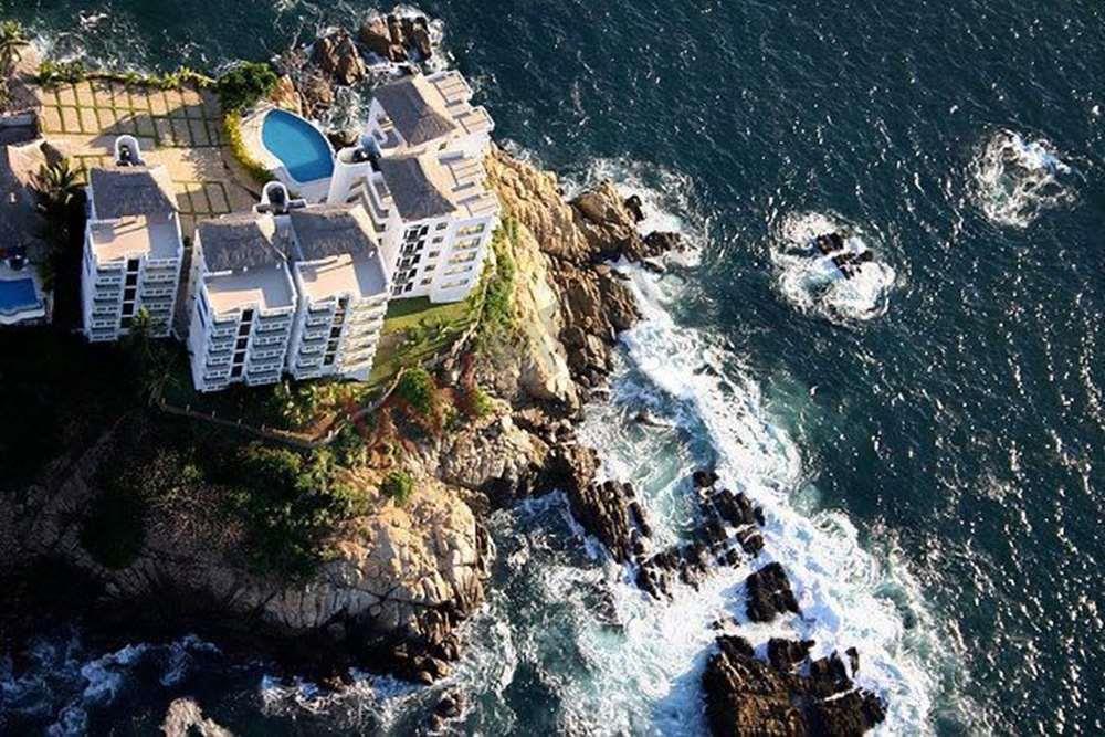 Oportunidad única en Acapulco. CONDOMINIO LA ISLA, un lugár mágico para un nuevo HOTEL.