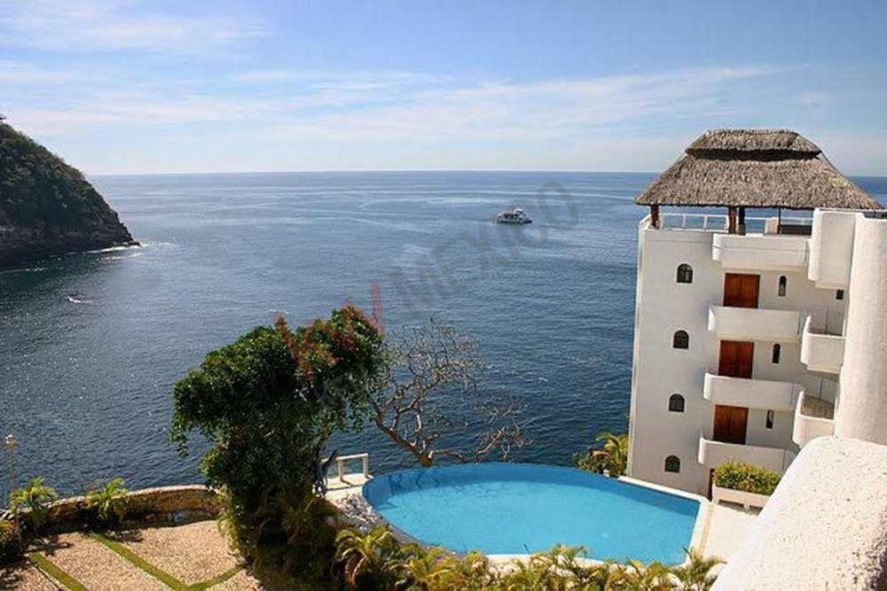 Oportunidad única en Acapulco. CONDOMINIO LA ISLA, un lugár mágico para un nuevo HOTEL.