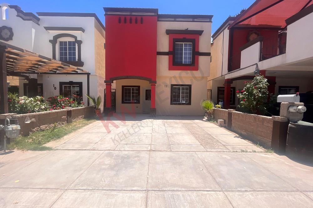 CASA EN RENTA COMPLETAMENTE AMUEBLADA EN FRACCIONAMIENTO PRIVADO EN UBICACION INMEJORABLE!! A UN COSTADO DEL PARQUE CENTRAL