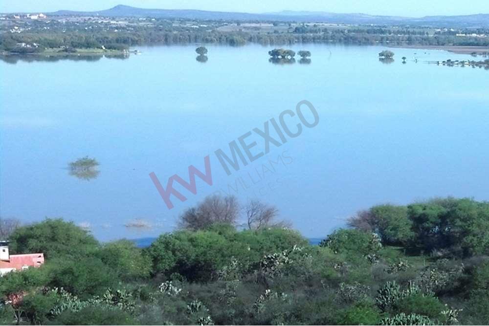 Terreno panorámico con vista a la presa Ignacio Allende y a solo 20 minutos del centro. Condominio con acceso controlado. Precio en Dólares.