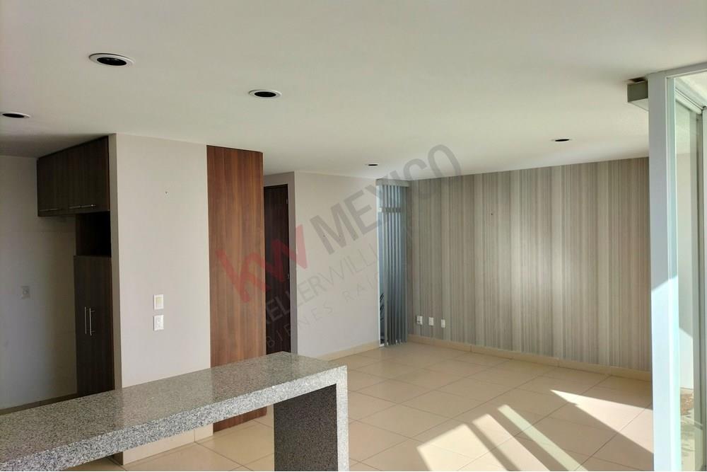 Vive en ésta impecable casa en “El Refugio”, uno de los fraccionamientos que forman parte del Querétaro Moderno, en atractivo conjunto con vigilancia y control de acceso.