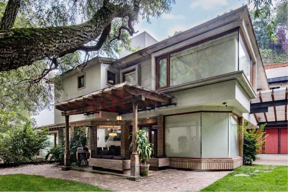 Espectacular casa con seguridad y jardín en renta en Lomas Reforma, CDMX