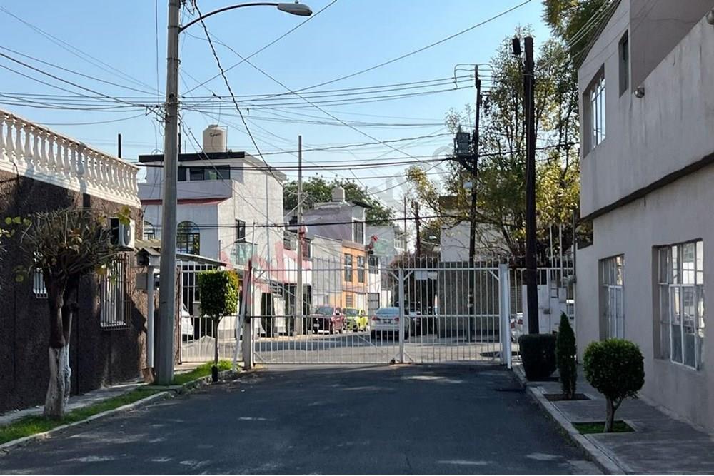 CASA EN RENTA EN LA COL. EDUCACIÓN