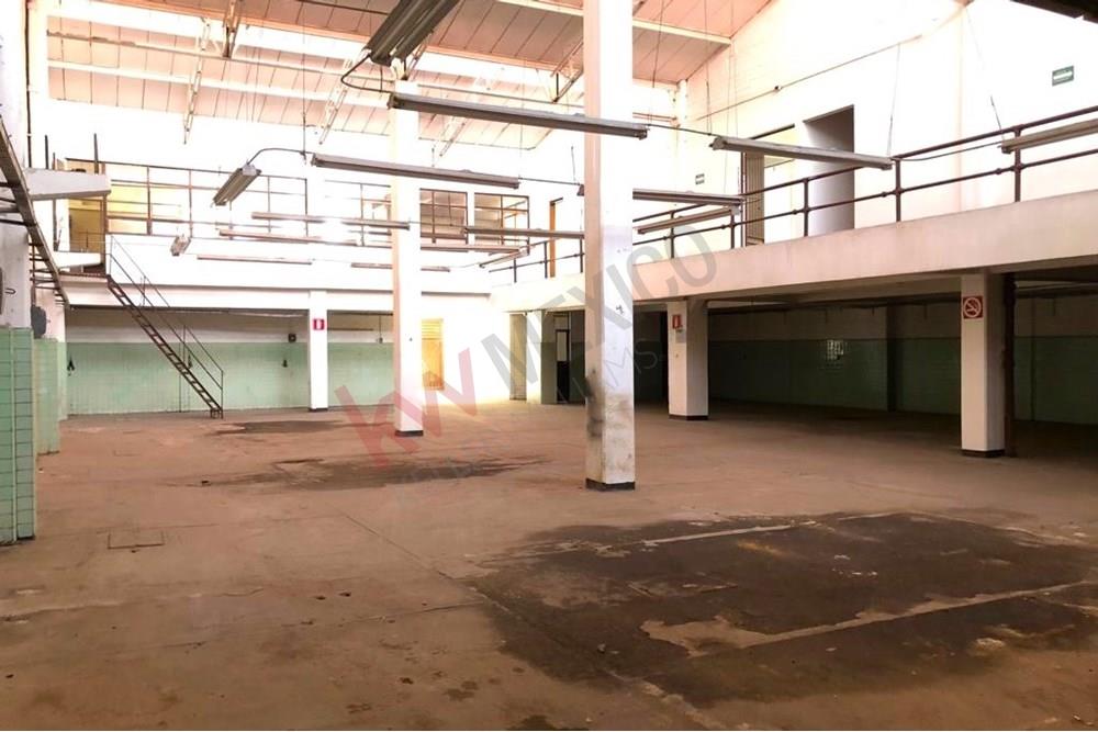 En Venta excelente bodega con oficinas, A 5 min de la Central de Abastos, Iztapalapa.