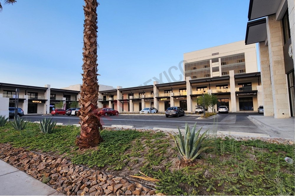 Local comercial en plaza 'Los Xielos' en el corazón de la zona dorada, Mexicali BC