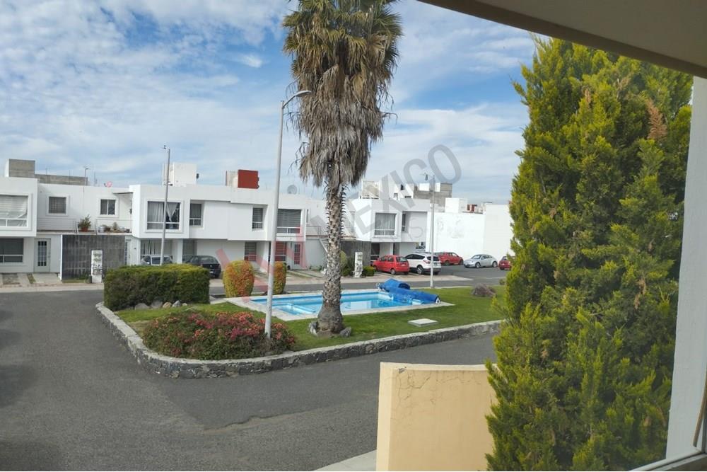 Casa duplex,  planta alta, en privada con alberca, dentro del mirador una de las zonas más centricas y bonita de QUERÉTARO