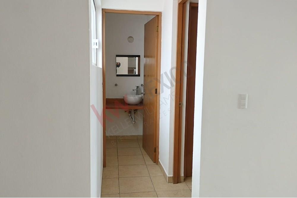 Casa duplex,  planta alta, en privada con alberca, dentro del mirador una de las zonas más centricas y bonita de QUERÉTARO