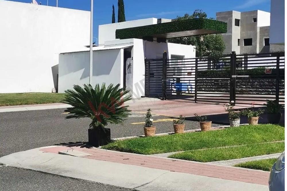 Casa duplex,  planta alta, en privada con alberca, dentro del mirador una de las zonas más centricas y bonita de QUERÉTARO