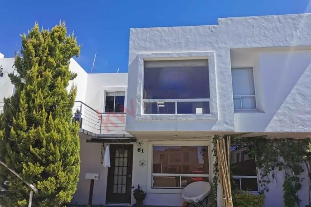 Casa duplex,  planta alta, en privada con alberca, dentro del mirador una de las zonas más centricas y bonita de QUERÉTARO