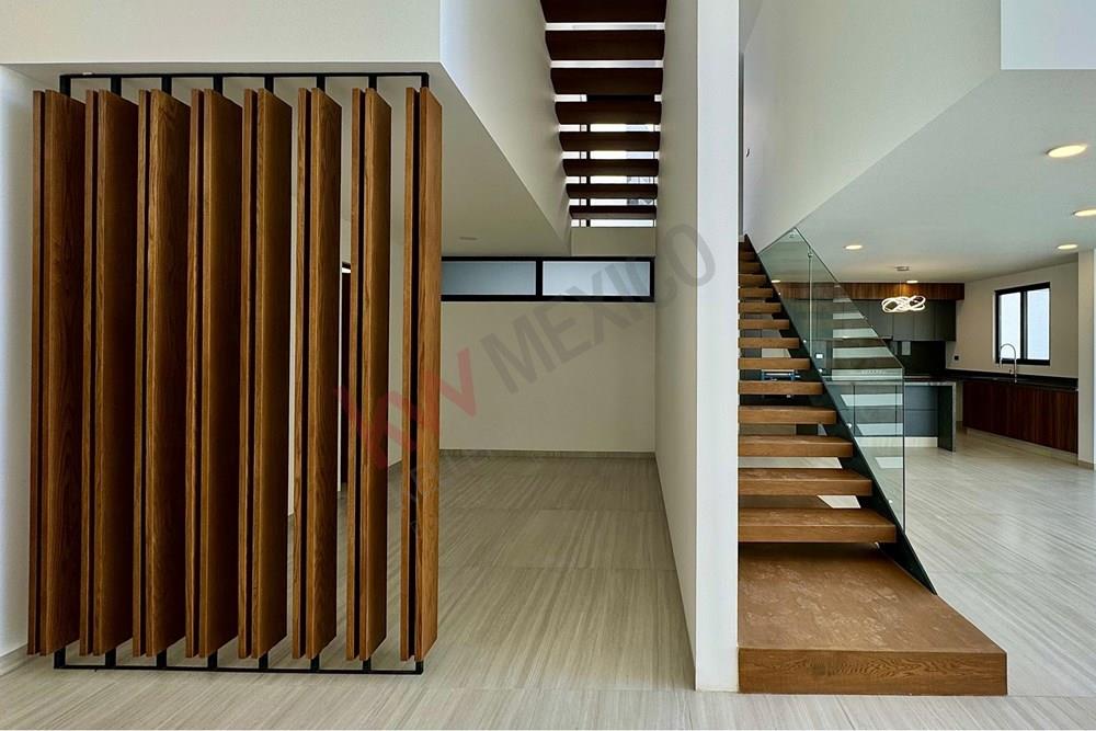 'Viva el lujo en su nuevo hogar. Descubra la elegancia y comodidad en nuestra exclusiva casa de lujo. ¡No pierda la oportunidad de vivir en el hogar de sus sueños!'