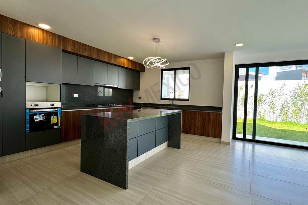 'Viva el lujo en su nuevo hogar. Descubra la elegancia y comodidad en nuestra exclusiva casa de lujo. ¡No pierda la oportunidad de vivir en el hogar de sus sueños!'