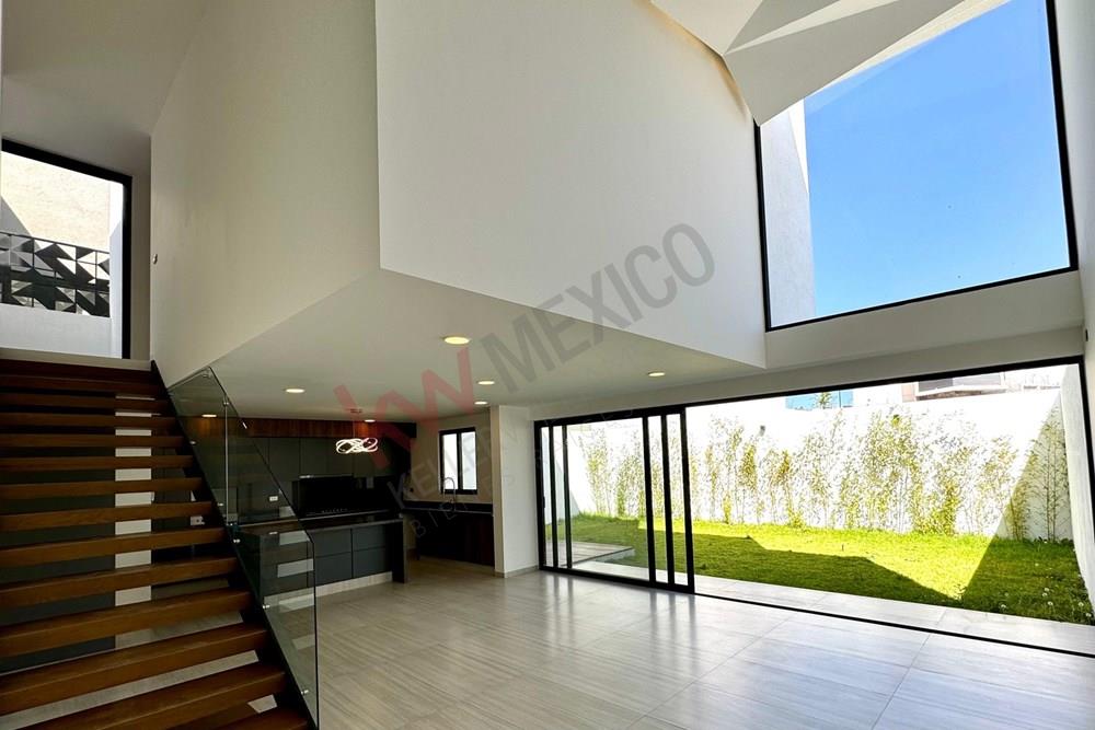 'Viva el lujo en su nuevo hogar. Descubra la elegancia y comodidad en nuestra exclusiva casa de lujo. ¡No pierda la oportunidad de vivir en el hogar de sus sueños!'