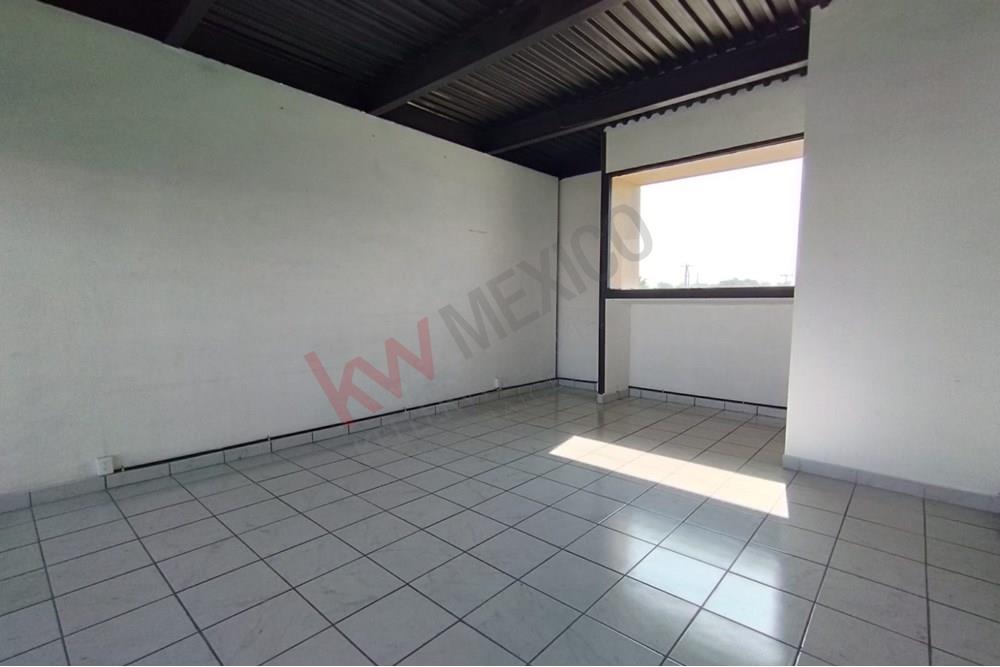 LOCAL COMERCIAL EN PLAZA, UBICACION PRIVILEGIADA, GIRO ZAPATERIA, SUPLEMENTOS, ROPA, OFICINA, ETC.